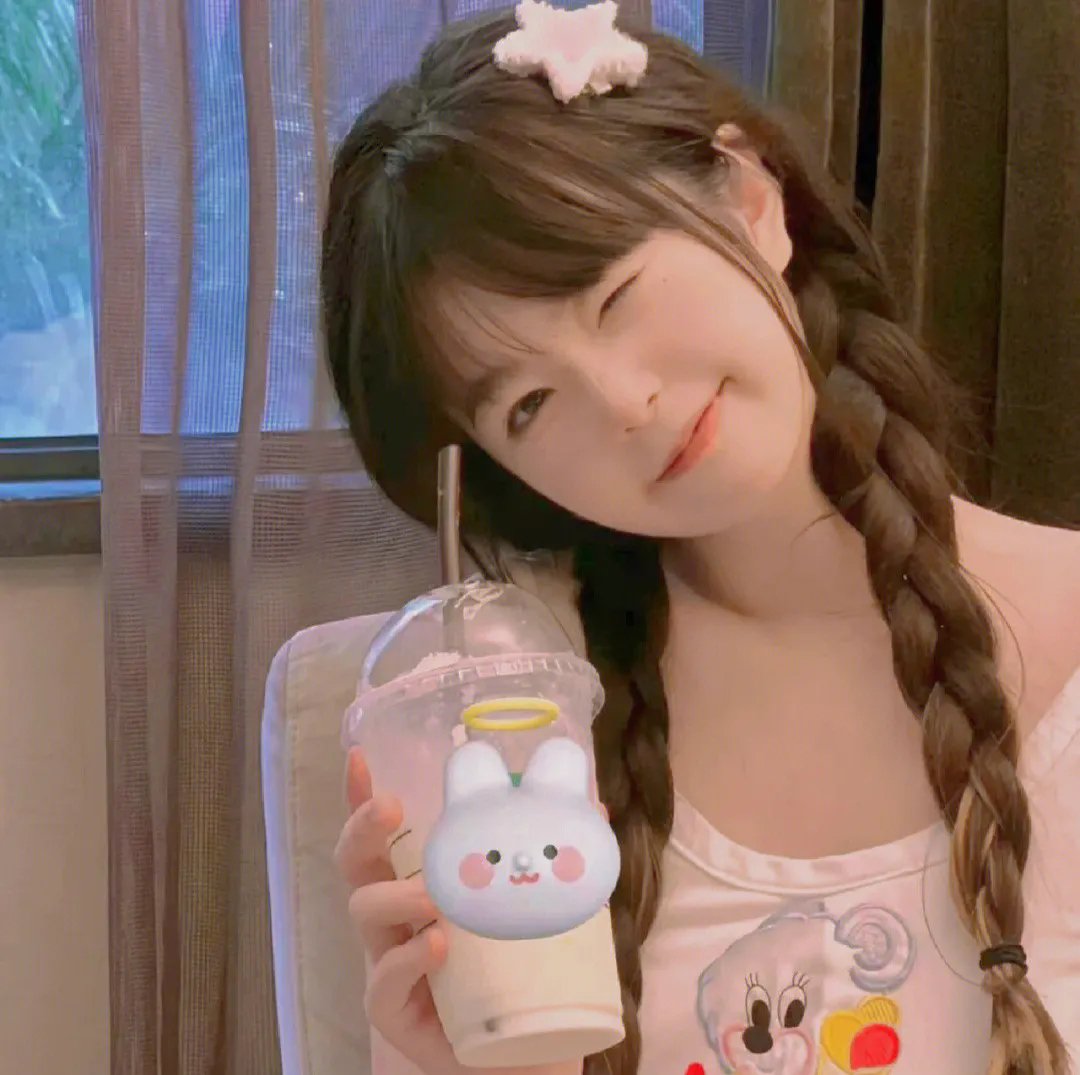 黑衣女孩